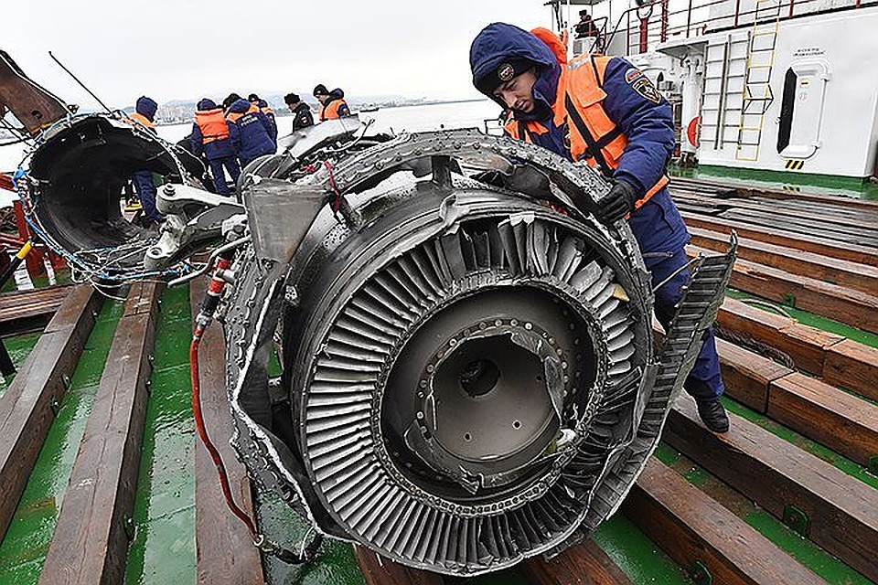 Водолазы МЧС во время подъема со дна Черного моря обломков Ту-154