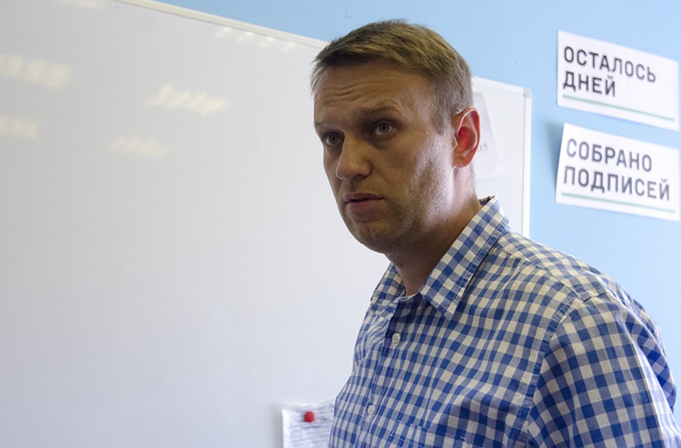 Алексей Навальный снова забросали яйцами в Новосибирске.
