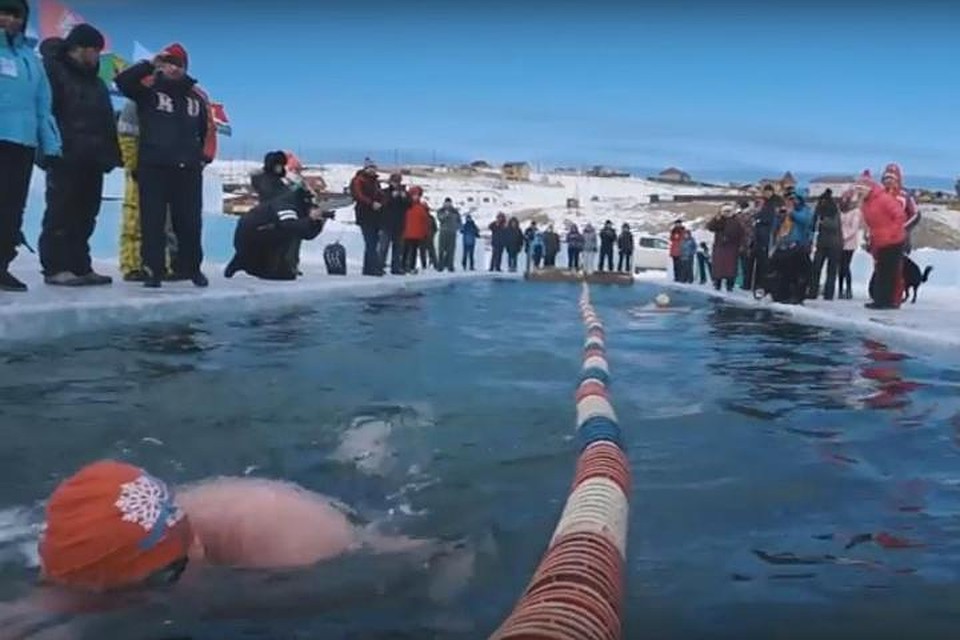 Иркутские блогеры сняли видео про соревнования по зимнему плаванию на Байкале