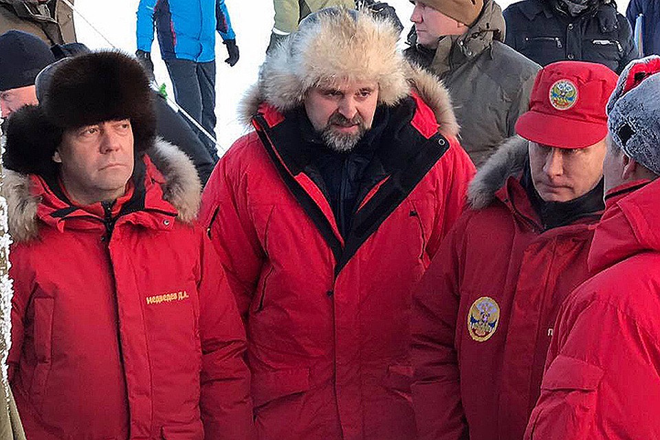 Премьер-министр Дмитрий Медверев, министр природных ресурсов и экологии Сергей Донской и президент Владимир Путин в бухте Северная на острове Земля Александры архипелага Земля Франца-Иосифа.