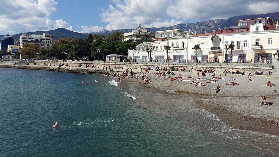 Недорогие номера предлагает не только Ялта, но и Алушта, Евпатория, Судак.