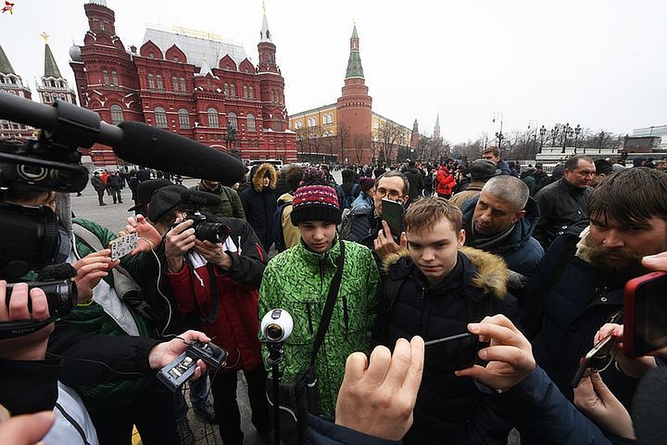 На Манеже в этот день репортеры все-таки нашли двоих школяров, пришедших на «митинг протеста». К ним сразу же кинулись журналисты. Но после вопроса: «А уроки сделали?» школьники удалились