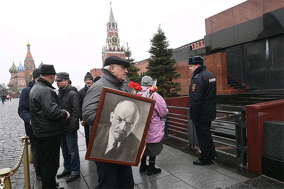 Идею оставить Ленина в Мавзолее поддерживает лишь треть россиян.