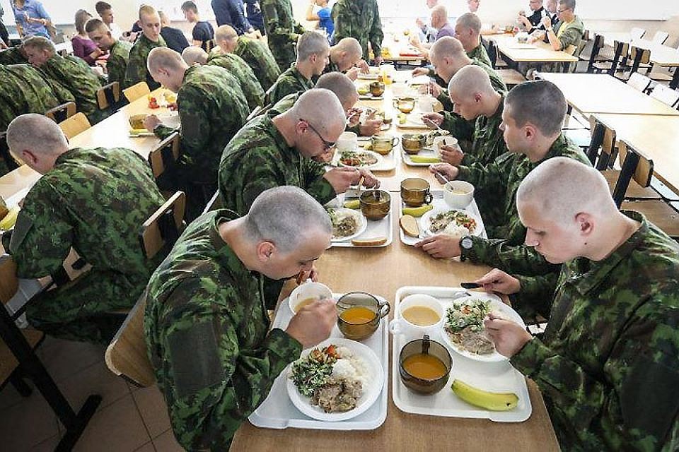 Литовцы и американцы служат вместе, но кормят их пока по-разному. Фото: с сайта obzor.lt
