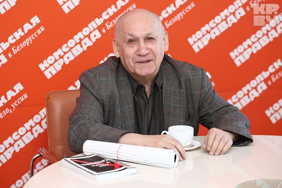 Эдуард Семенович обиделся на то, что его имя в последнее время не упоминают на концертах.