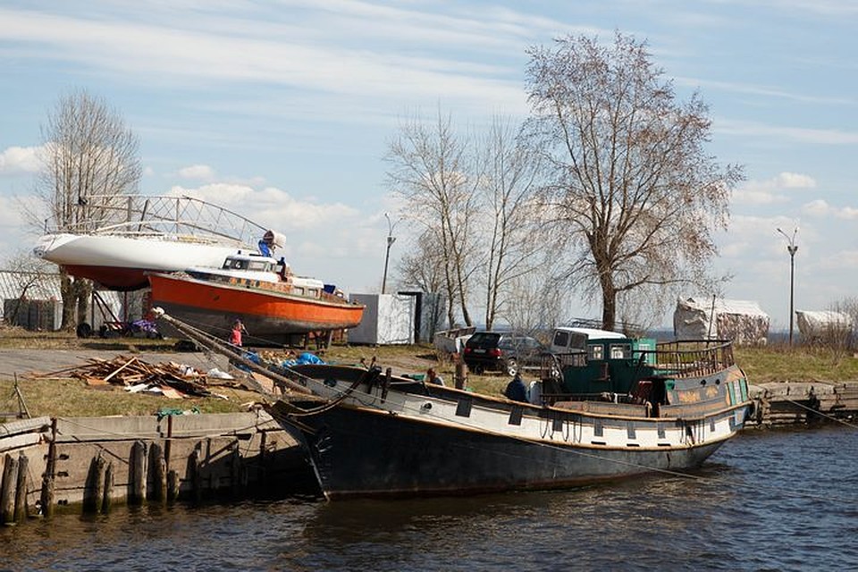 "Триумф" стоит у разбитого бетонного причала в Кронштадте