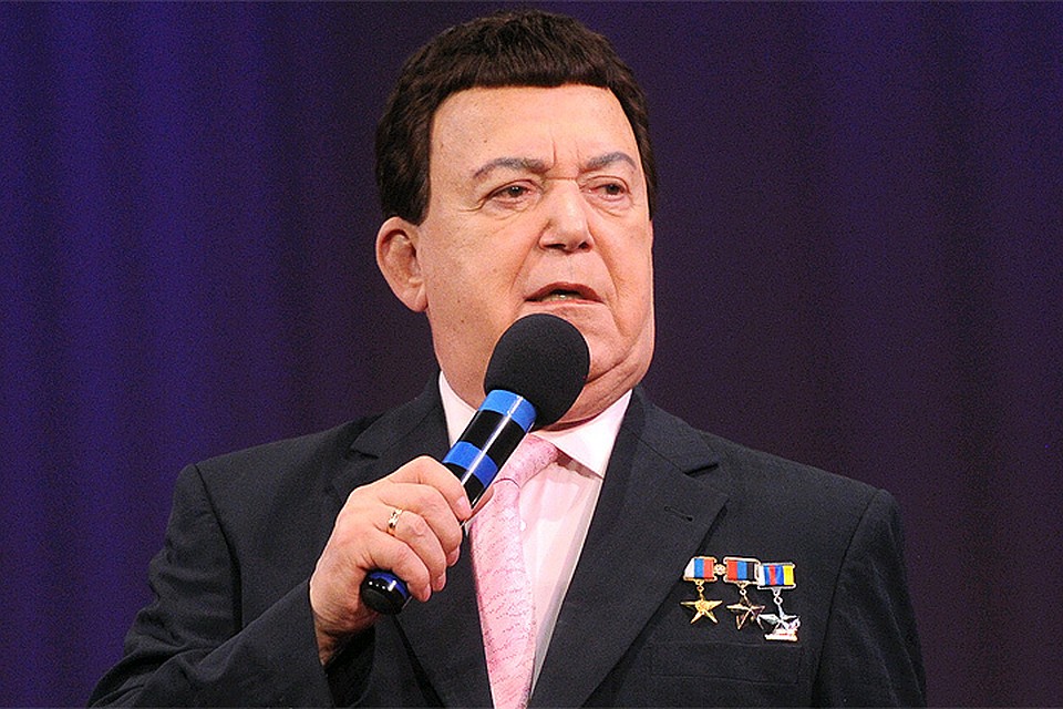 Иосиф Кобзон во время выступления на Донбассе.