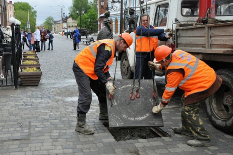 В Кирове на Спасской появились люки с дымковской росписью