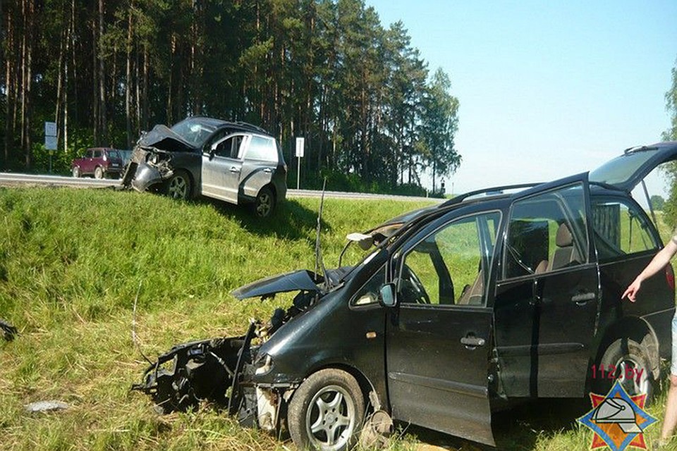 Два автомобиля столкнулись, сотрудники МЧС спасали подростка. Фото: МЧС.