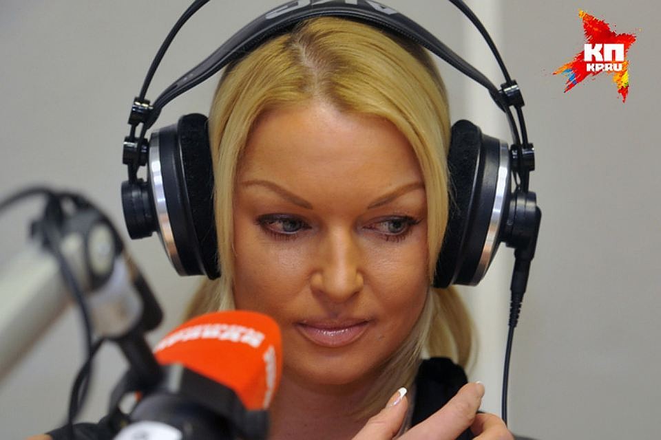 Балерина Анастасия Волочкова в прямом эфире программы "Беседка" рассказала как личный водитель украл у неё миллионы