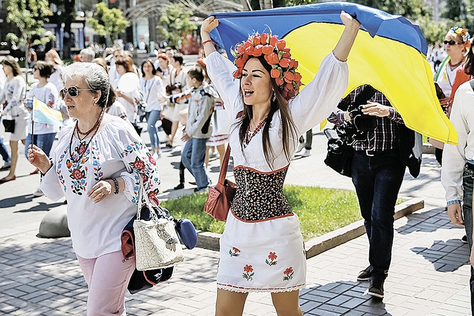 Украина может вся переодеться в вышиванки и завернуться в жовто-блакитные стяги, но это не изменит нашего общего прошлого и не улучшит будущего незалежной. Фото: Gleb Garanich/REUTERS