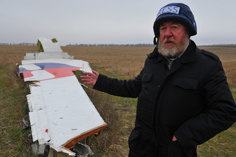 Николай Варсегов много работал в зоне вооруженного конфликта на Донбассе. Вот он на месте крушения малайзийского самолета Boeing-777, выполнявшего рейс MH17 Амстердам - Куала-Лумпур. Почему ему отказали в аккредитации на этот раз, непонятно.