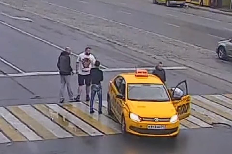 В центре Калининграда пассажиры такси и пешеходы устроили массовую драку В центре Калининграда пассажиры такси и пешеходы устроили массовую драку