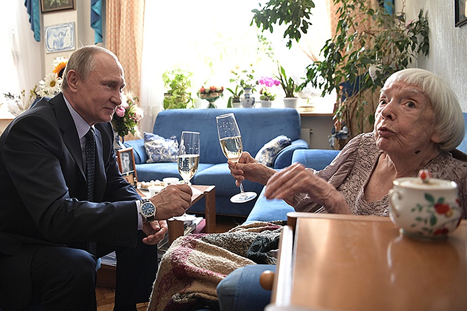 Президент не отказался от предложенного хозяйкой бокала шампанского. Фото: Алексей Никольский/ТАСС