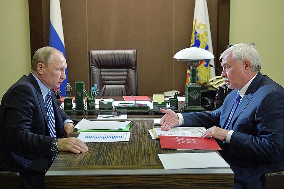 Президент РФ Владимир Путин и губернатор Санкт-Петербурга Георгий Полтавченко во время встречи в резиденции "Бочаров ручей". ФОТО Алексей Дружинин/пресс-служба президента РФ/ТАСС