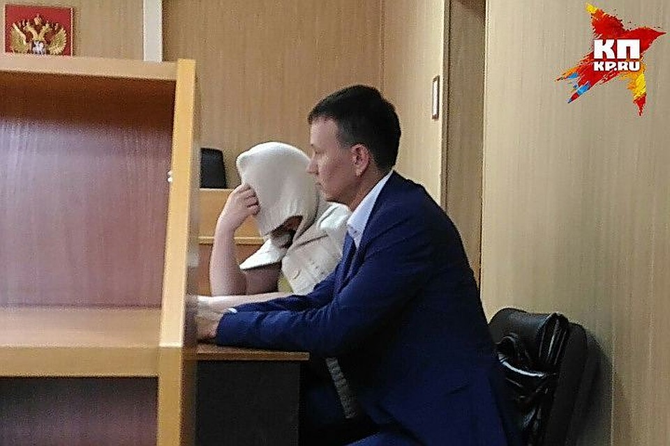 На суде Лера прятала лицо.