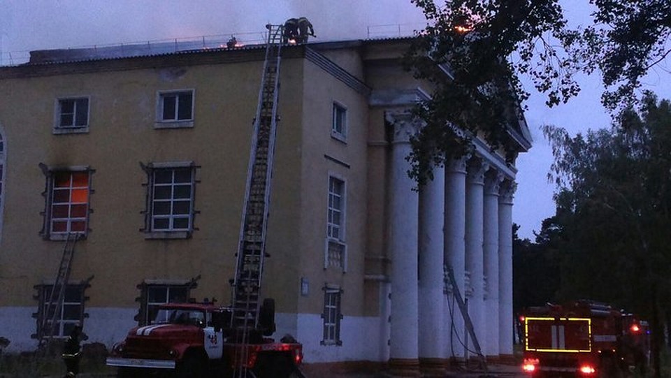 В Лесосибирске в процессе реконструкции сгорел дворец культуры. Фото "ЧП Лесосибирск"