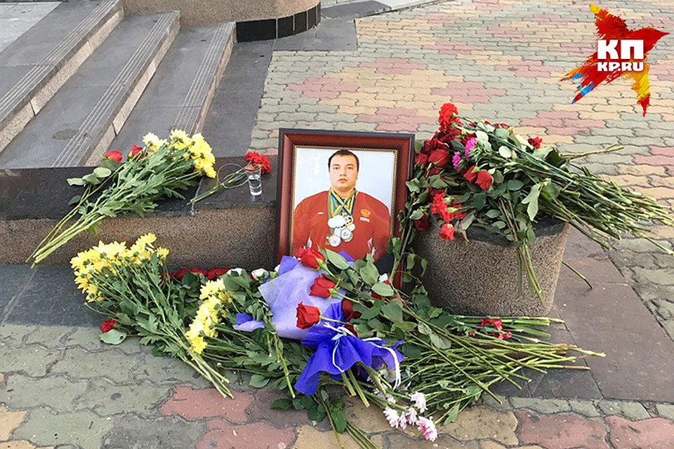 Жители Хабаровска несут цветы к месту гибели Андрея Драчева
