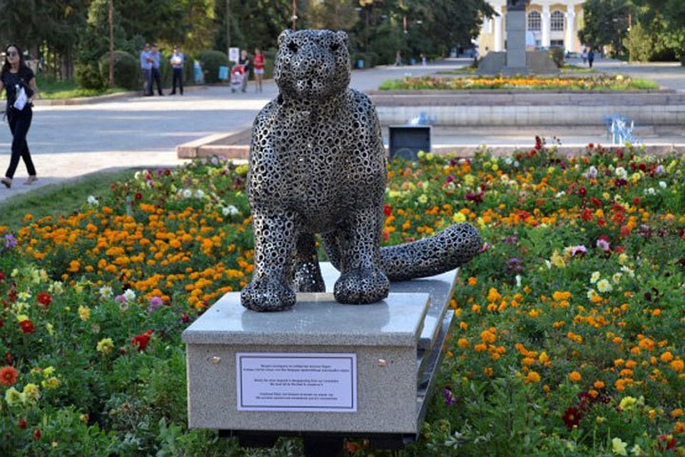 Скульптура выполнена из металлических гаек.