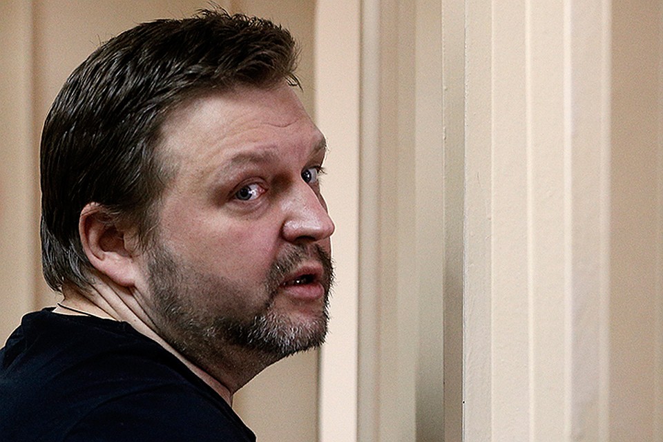 Экс-губернатор выглядел подавленным, однако итоги заседания едва ли улучшили его настроение. Фото: Александр Щербак/ТАСС