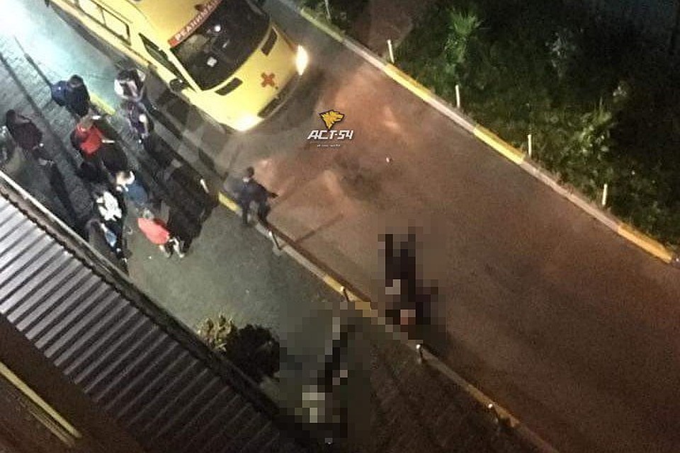 С подъездного балкона 17-го этажа дома на улице Овражной 16 выпали молодой человек и девушка