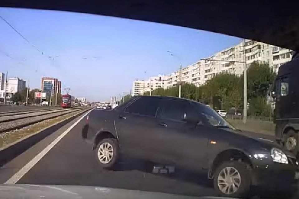Легковушка вылетела на дорогу так, что не оставила шансов объехать ее.