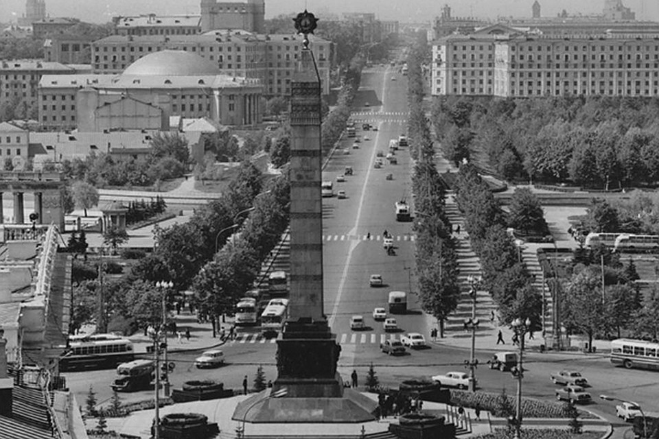 До ноября 1958 года Площадь Победы имела название Круглая площадь