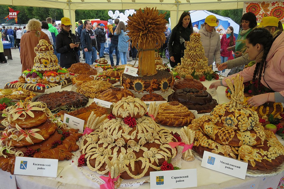 На выставке караваев рязанцы увидели настоящие произведения кулинарного искусства. Фото: Николай МАЛЬЦЕВ