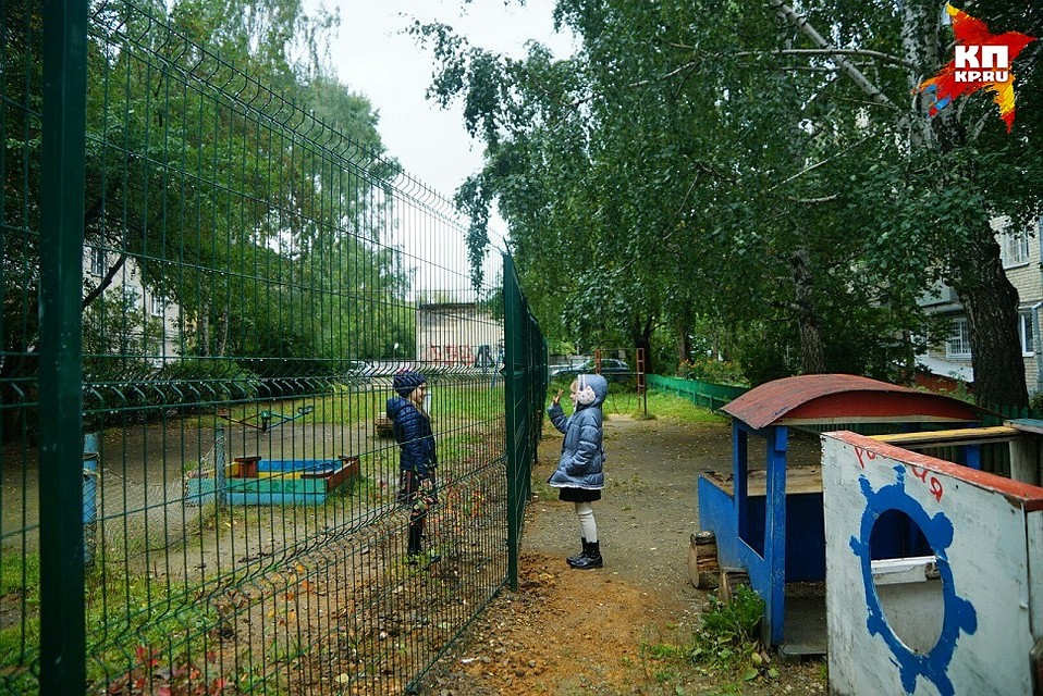Детям приходится смотреть друг на друга из-за решетки