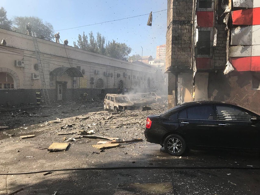 За полтора часа выгорел весь фасад 10-этажного здания. Фото: ВК, паблик "Ростов Главный".