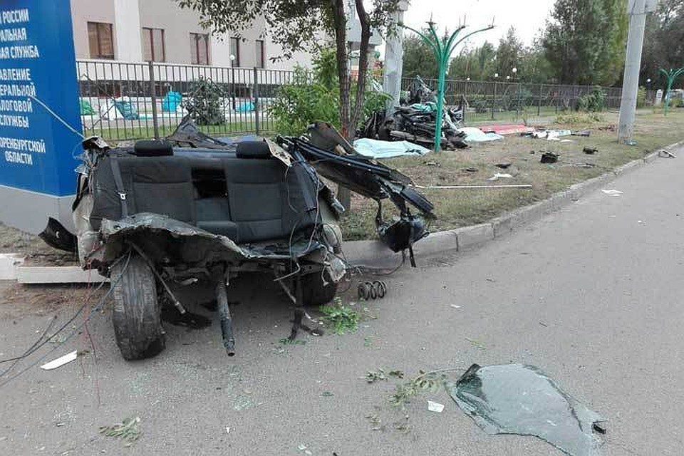 Три человека погибли при столкновении автомобиля с рекламным щитом в Оренбурге Три человека погибли при столкновении автомобиля с рекламным щитом в Оренбурге