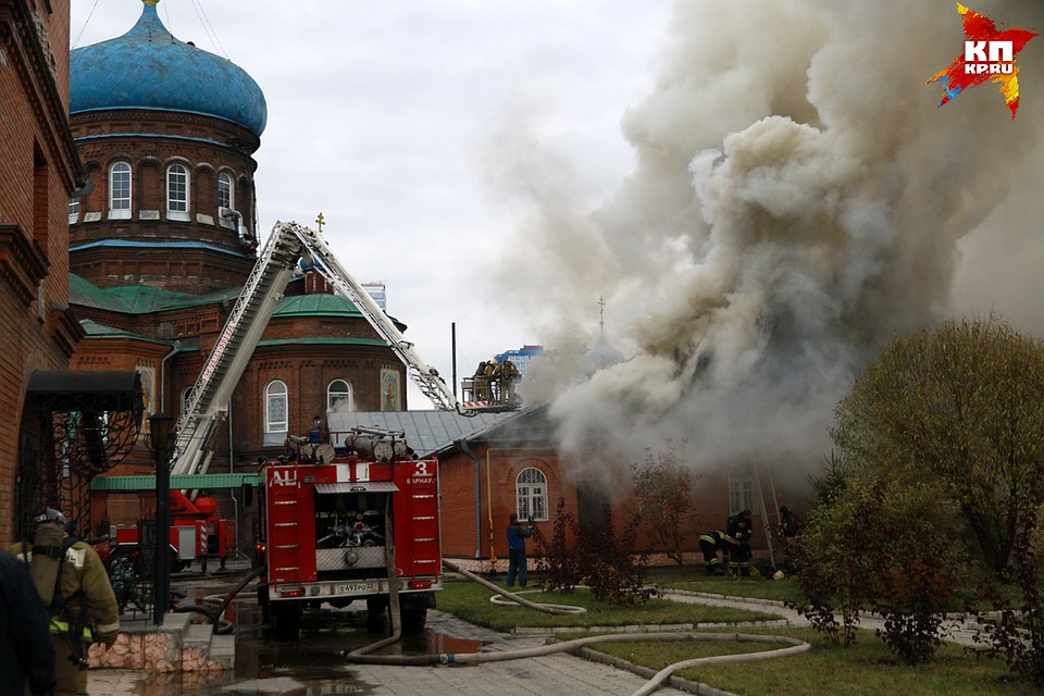 Пожар произошел рядом с Покровским собором в Барнауле Фото: Олег УКЛАДОВ