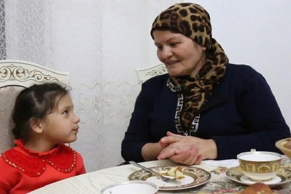 Мадинат Шахбулатова усыновила седьмого ребенка-инвалида. Фото: пресс-служба администрации Махачкалы.