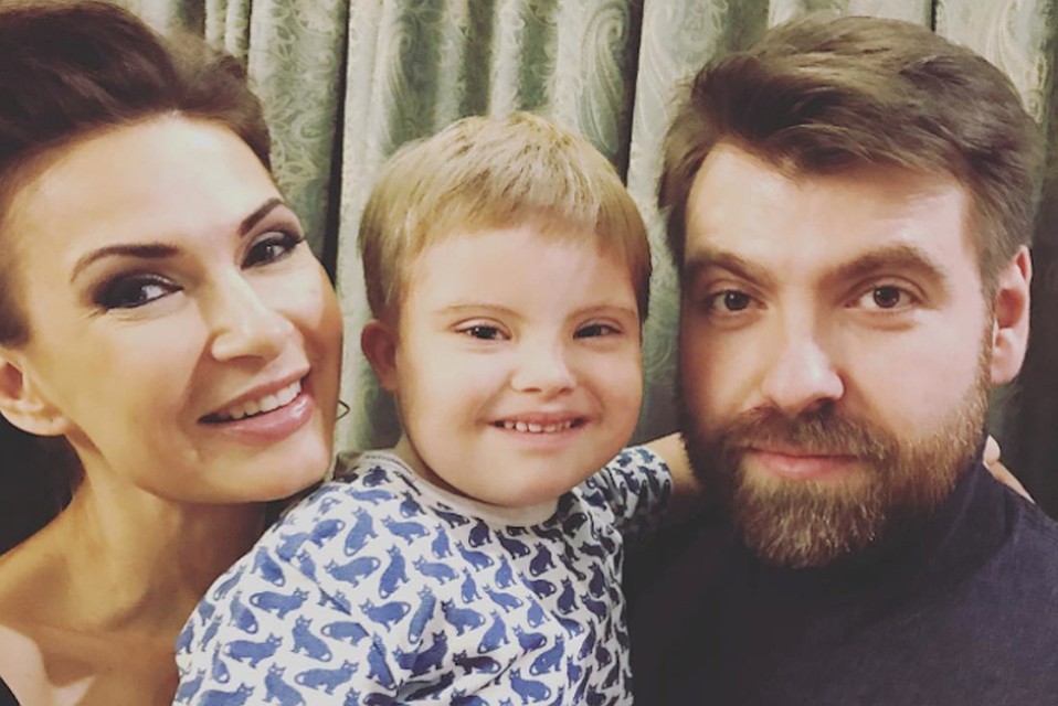 Эвелина призналась, что тяжело переживает развод с мужем Александром Семиным. Фото: Инстаграм.