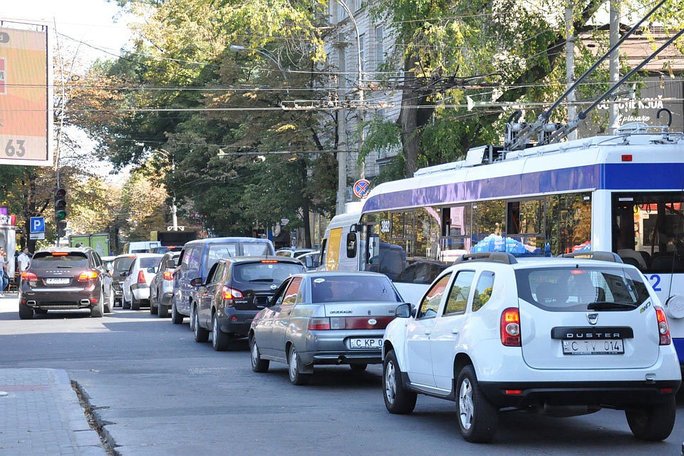 В городе - большой транспортный поток.