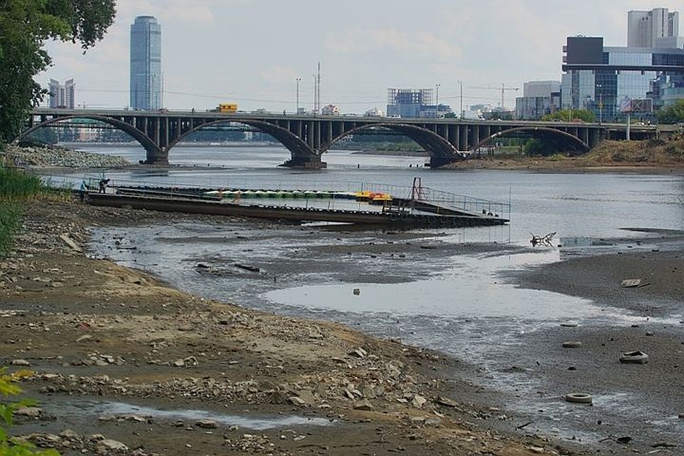 В Екатеринбурге перекрыли набережную перед Макаровским мостом