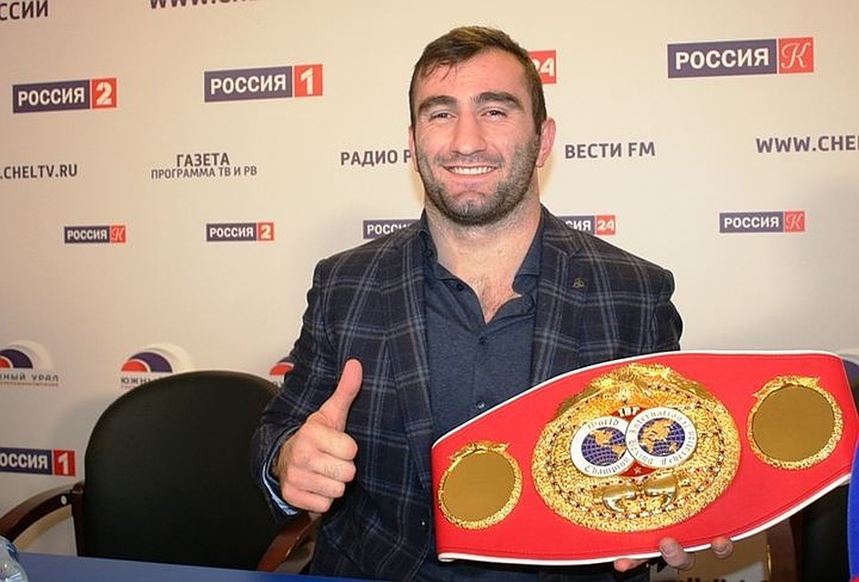 Россиянин Мурат Гассиев отправил поляка Влодарчика в нокаут.