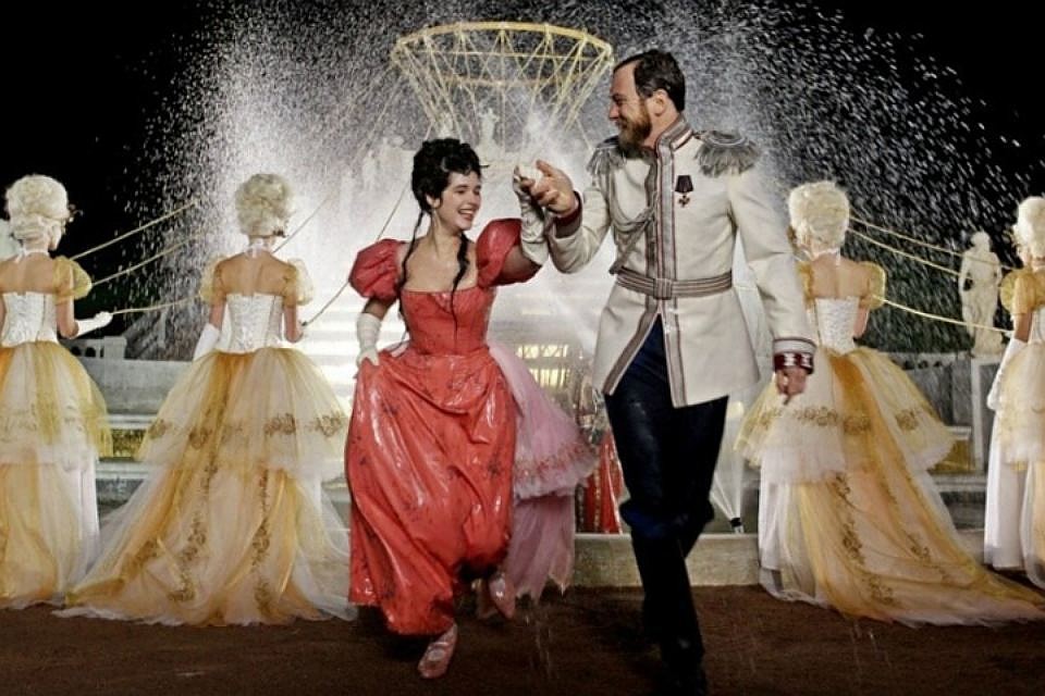 В Петербурге на премьере «Матильды» красную дорожку забросали фекалиями В Петербурге на премьере «Матильды» красную дорожку забросали фекалиями