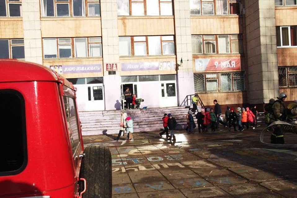 В Набережных Челнах детей эвакуировали из школы из-за задымления В Набережных Челнах детей эвакуировали из школы из-за задымления