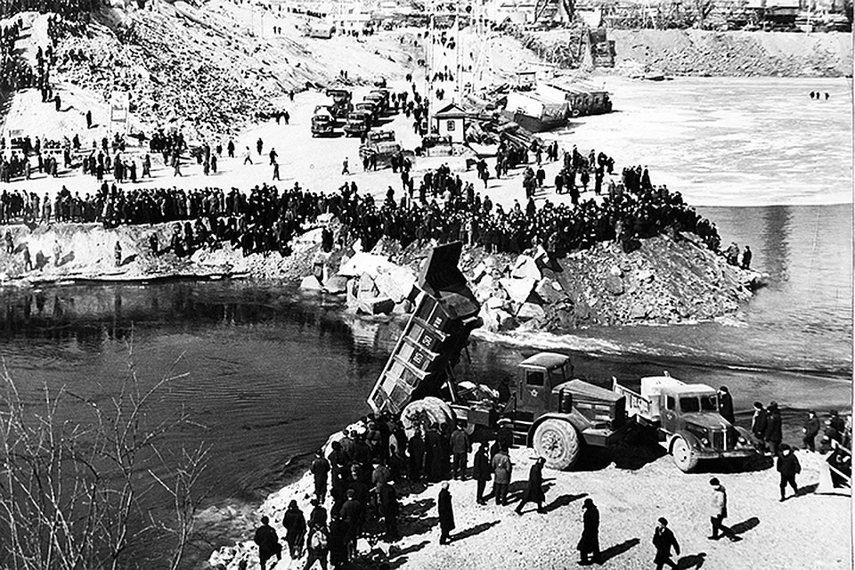 Перекрытие Енисея. 25 марта 1963 года в 10 часов утра шофер Леонид Назимко на самосвале МАЗ-525 сбросил в реку первый бетонный тетраэдр. В память об этом событии в Дивногорске установлен памятник: автомобиль и копия того исторического бетонного тетраэдра.