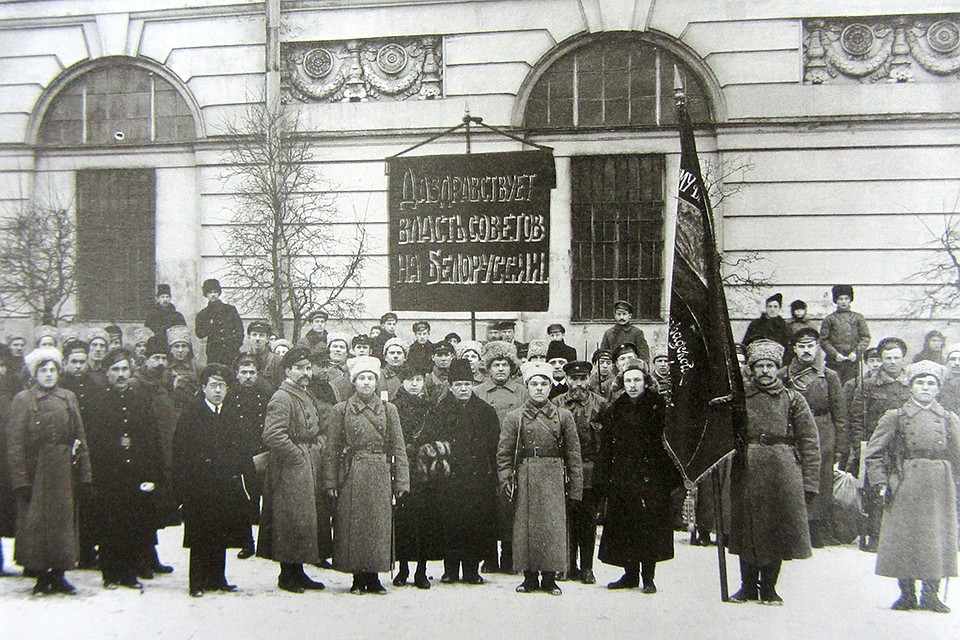 Январь 1919-го. Петроград. Командование Первого белорусского коммунистического отряда и сотрудники Петроградского отделения Белнацкома во время проводов в Минск. Фото: ЦГАКФФД
