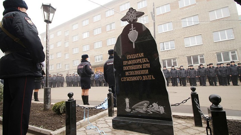 В Мичуринске открыли монумент погибшим при исполнении служебного долга правоохранителям В Мичуринске открыли монумент погибшим при исполнении служебного долга правоохранителям