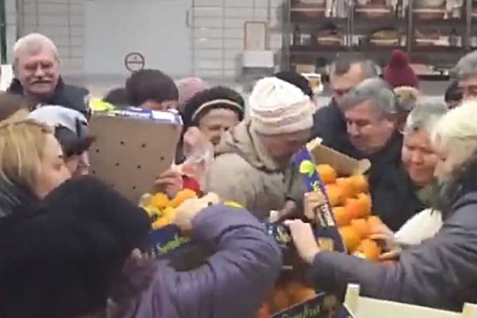 Покупатели, отталкивая друг друга, растаскивали хурму ящиками. ФОТО: скриншот видео.