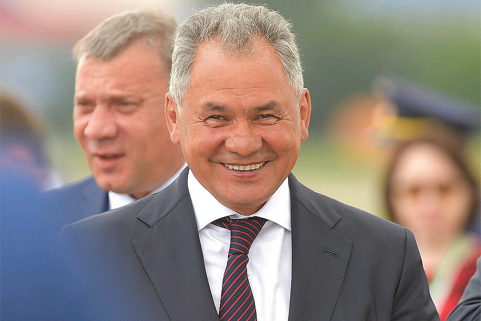 Среди всех министров правительства РФ, больше всего россияне доверяют главе Минобороны Сергею Шойгу.