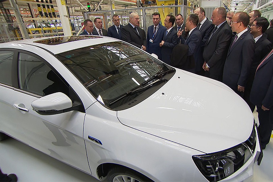 Александру Лукашенко подарили электромобиль Geely. Кадр пресс-службы президента.