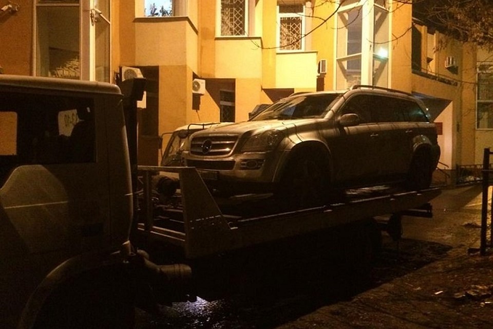 Когда мужчина, наконец, остановился,пристав все-таки арестовал иномарку