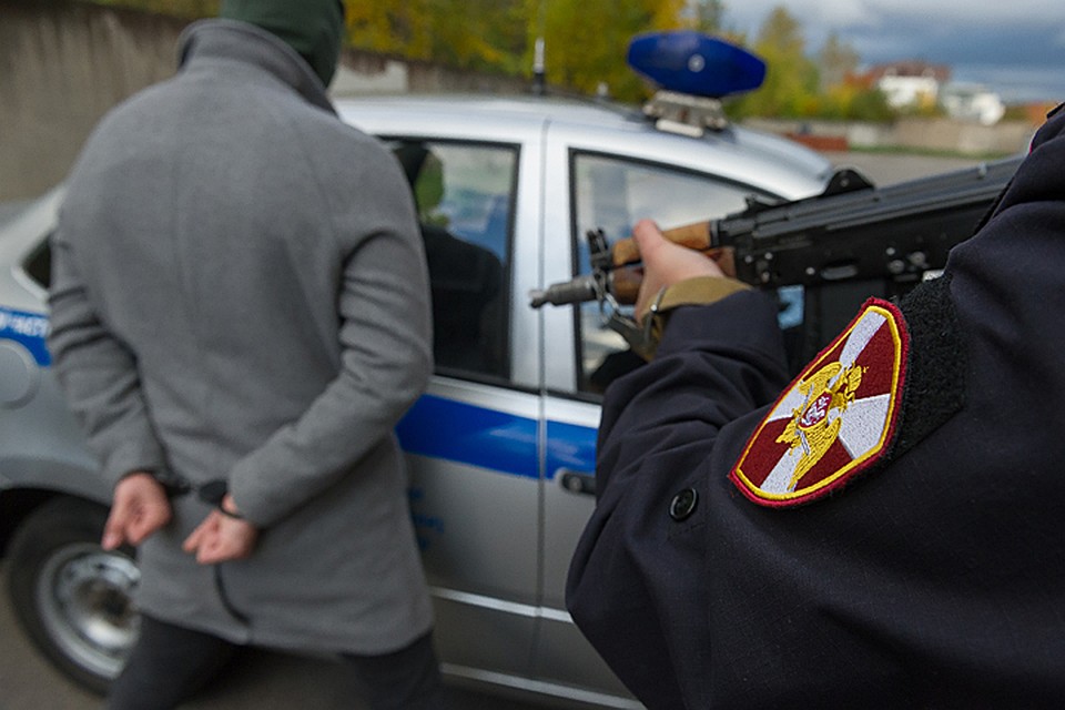После задержания 4 подозреваемых выяснилось, что один ранен и ему требуется экстренная госпитализация. Остальных доставят в отдел для проверки