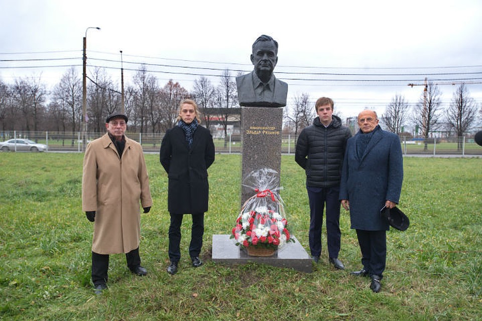 Цветы к бюсту возложили ректор Александр Запесоцкий, режиссер Юрий Мамин и студенты