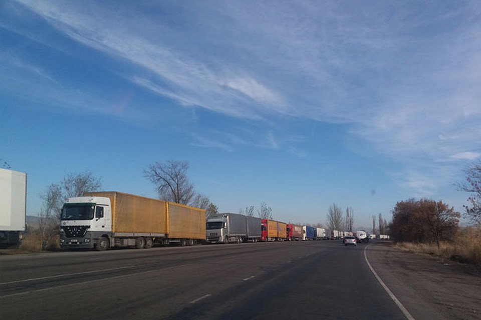 На госгранице по-прежнему наблюдается большое скопление машин. Груженные фуры проверяют особенно тщательно.