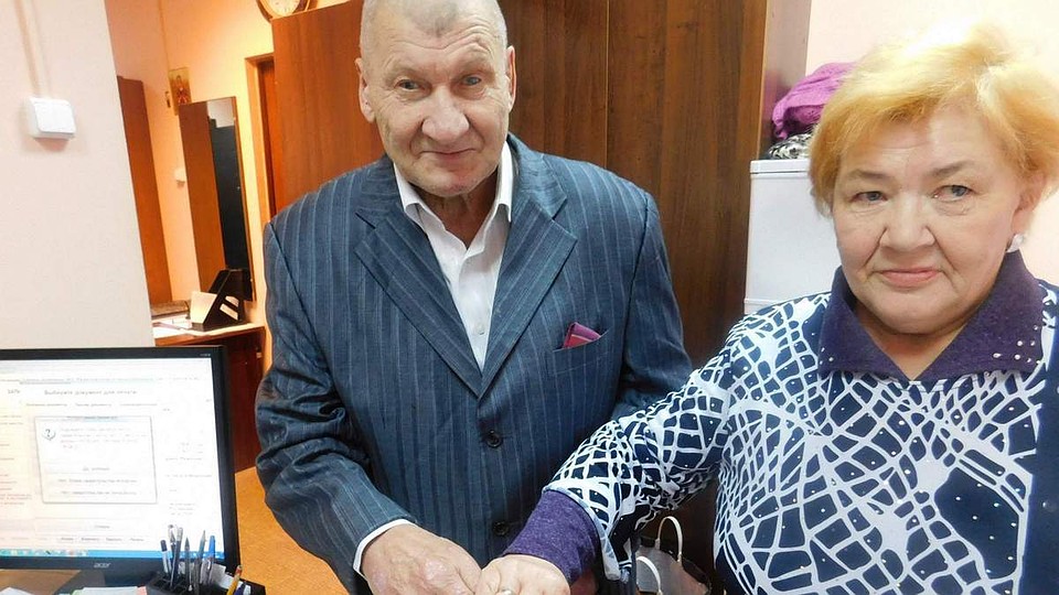 Коллектив интерната поздравил "молодоженов". Фото: сайт издательства "Пресса"